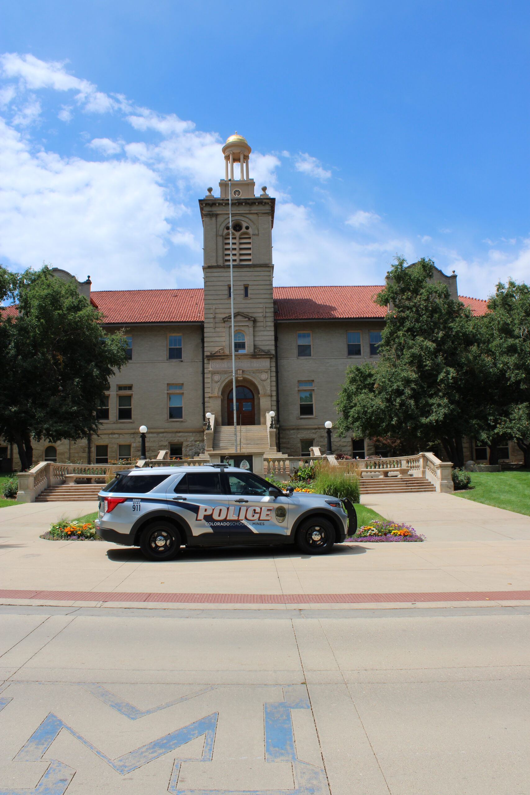 Mines police car parked outside of Guggenheim Hall on Mines campus